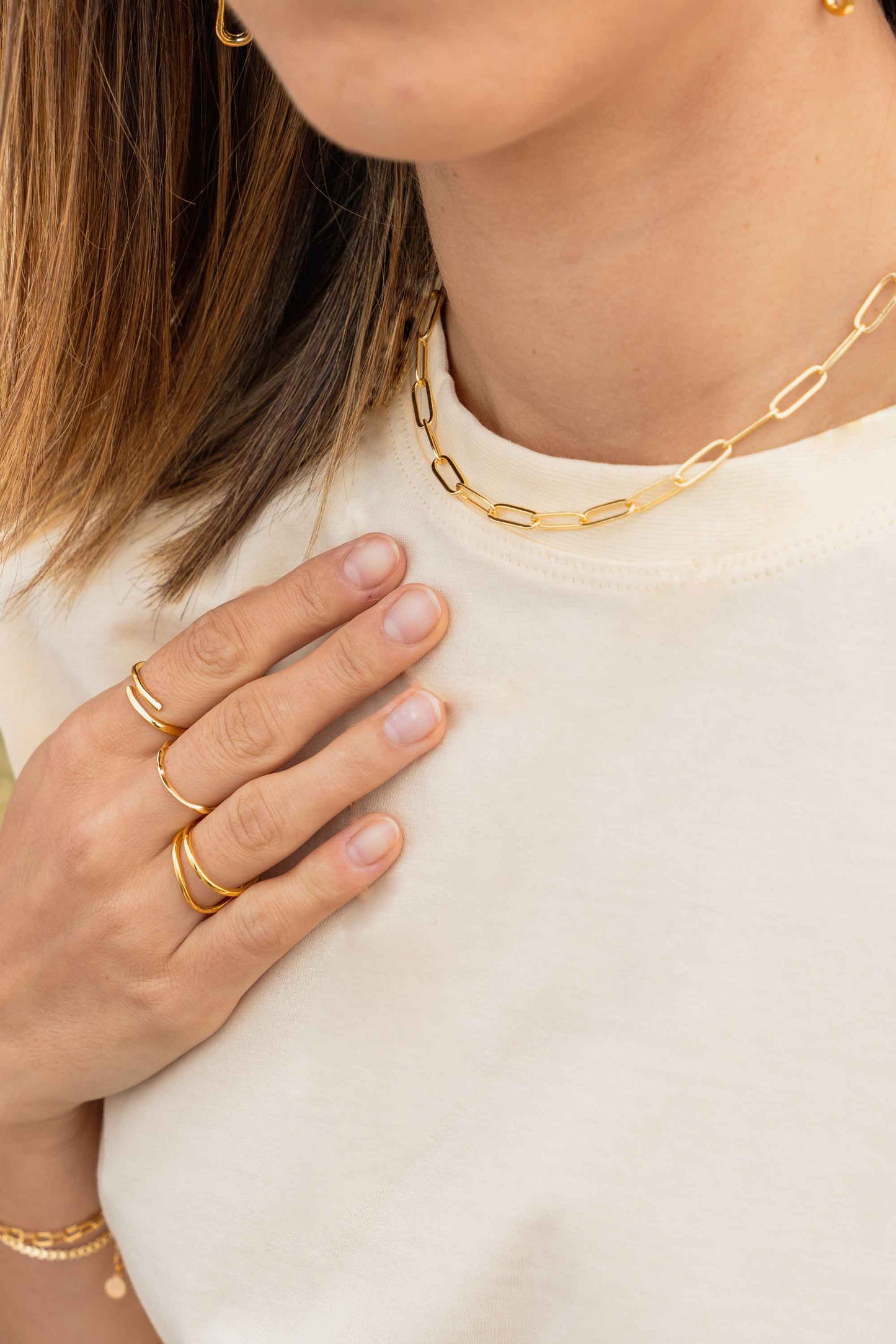 gold-paperclip-modern-classic-chain-necklace-on-body
